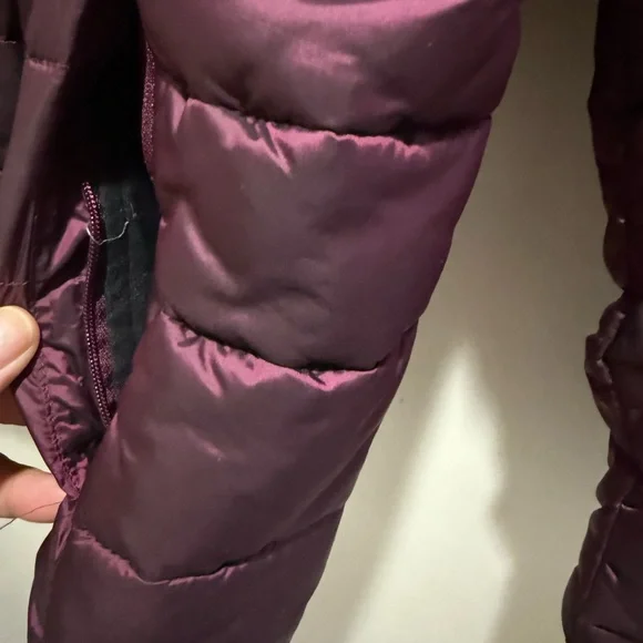 The North Face Women's burgundy/plum Puffer Jacket, Lg - Picture 4 of 10